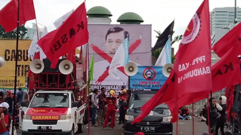 Foto Luhut Pandjaitan jadi sasaran buruh. FOTO: HepiNews