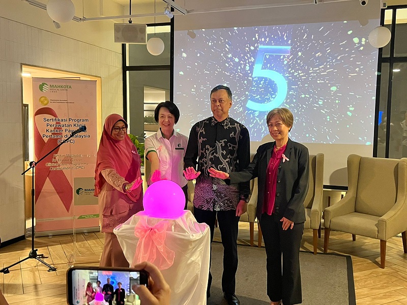 Duta Besar Malaysia untuk Indonesia, TYT Dato' Syed Mohamad Hasrin Tengku Hussin bersama jajaran direksi RS Mahkota Medical Centre. (ist)
